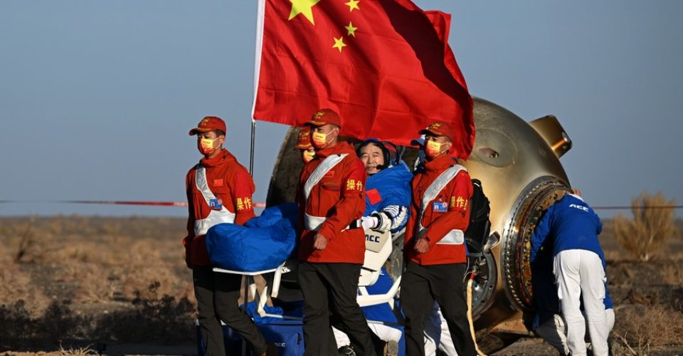 Foto: Astronauta Jing Haipeng sai da cápsula de retorno da nave espacial tripulada Shenzhou-16 no local de pouso de Dongfeng, na Região Autônoma da Mongólia Interior, no norte da China, em 31 de outubro de 2023. (Xinhua/Lian Zhen)