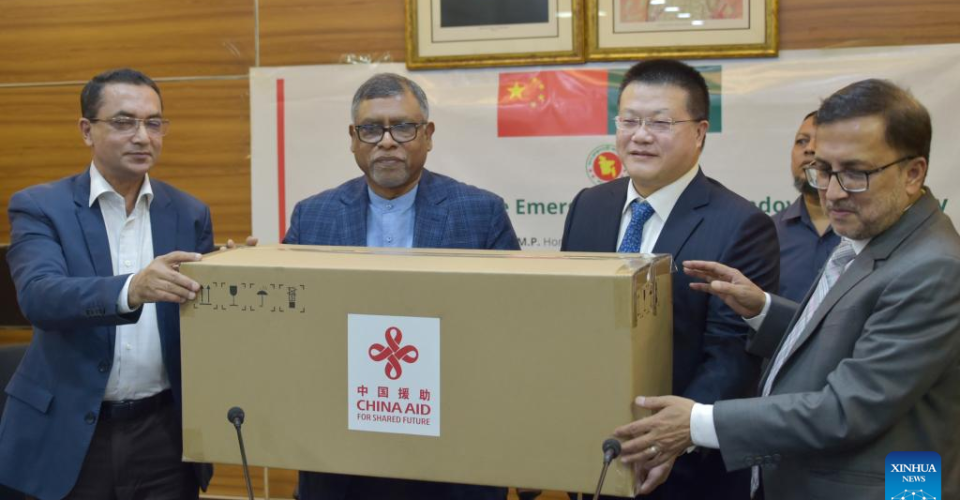 Foto: Embaixador chinês em Bangladesh, Yao Wen (3º, à esquerda), entrega suprimentos emergenciais contra dengue ao ministro da Saúde e Bem-Estar Familiar de Bangladesh, Zahid Maleque (2º, à esquerda), em cerimônia de entrega em Daca, Bangladesh, no dia 7 de novembro de 2023. (Xinhua)