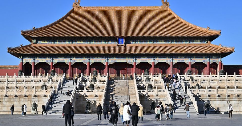 Turistas visitam o Museu do Palácio, também conhecido como Cidade Proibida, em Beijing, capital da China, em 29 de novembro de 2023. (Xinhua/Chen Yehua)