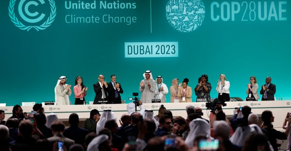 Foto: Participantes aplaudem anúncio do Consenso dos Emirados Árabes Unidos durante sessão plenária de encerramento da 28ª sessão da Conferência das Partes da Convenção-Quadro das Nações Unidas sobre Mudanças Climáticas (COP28) em Dubai, Emirados Árabes Unidos (EAU), no dia 13 de dezembro de 2023. (Xinhua/Wang Dongzhen)