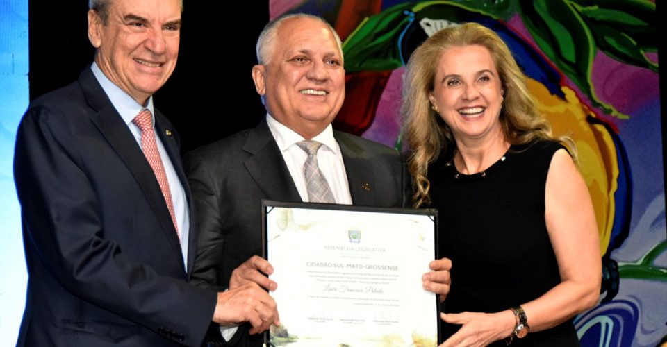 Título ao empresário
Lauri Francisco Paludo
foi entregue pelo
deputado Paulo Corrêa (Foto: Luciana Nassar / Wagner Guimarães)