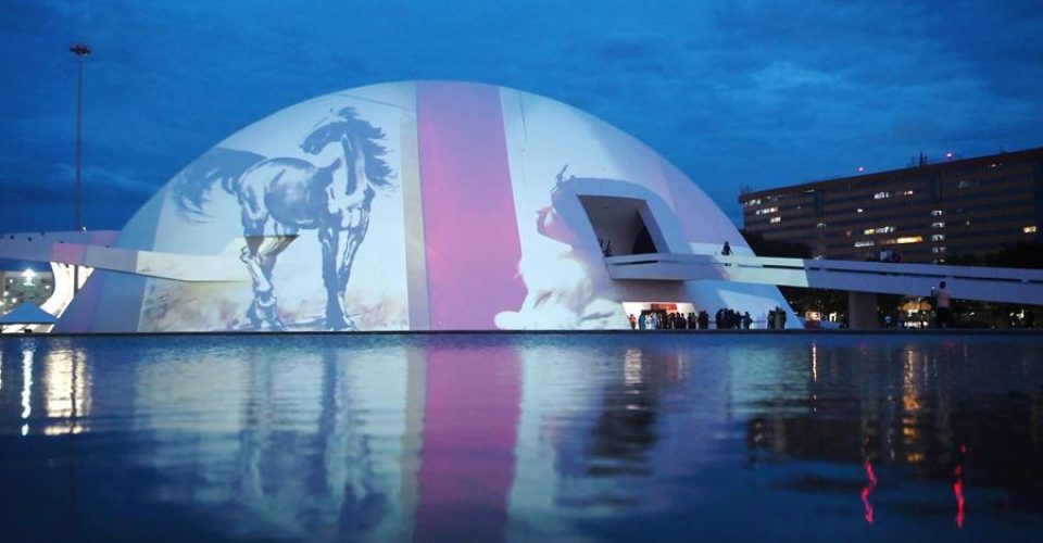 Imagem de 10 de fevereiro de 2026 do Museu Nacional, iluminado com o espetáculo de luzes do Ano Novo Chinês, tirada em Brasília, capital do Brasil. (Xinhua/Lucio Tavora)