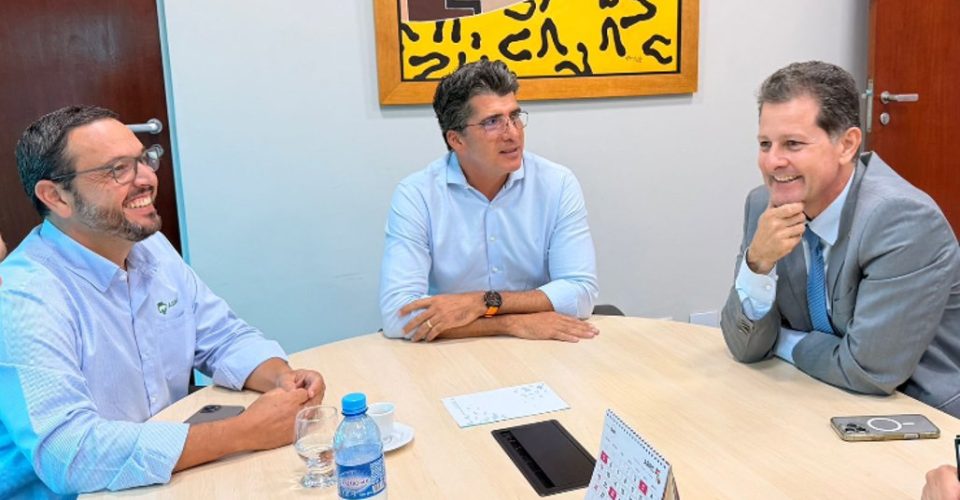 Da esquerda para a direita, Renato Spera, Dr. Luiz Aurélio Ralho e Renato Câmara durante reunião em que foi discutida a possibilidade de realização de um censo da suinocultura sul-mato-grossense - Foto: Débora Louise