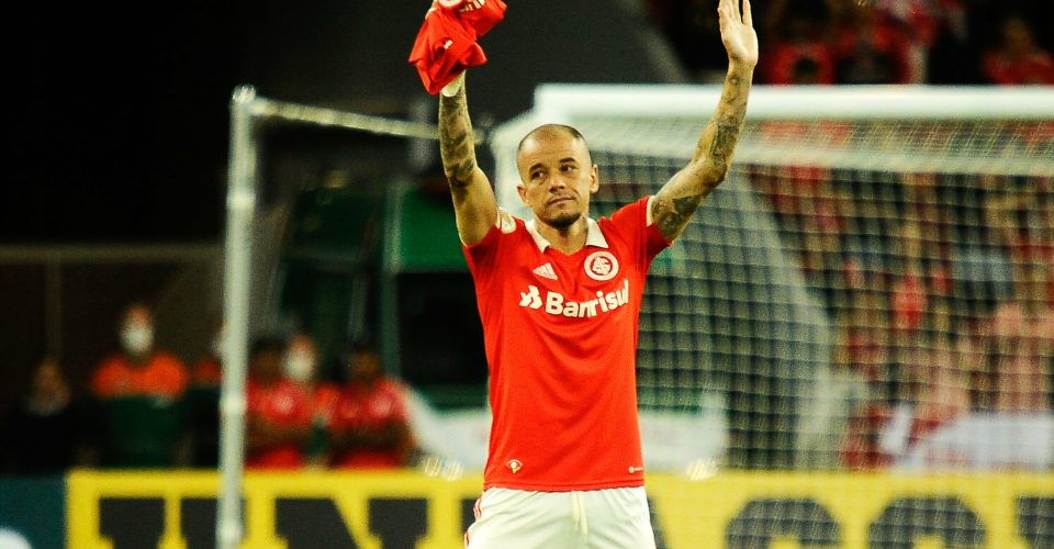 PORTO ALEGRE, RS, 17.04.2022 - INTERNACIONAL - FORTALEZA - O meia atacante Andreas D'Alessandro, da equipe do Internacional, faz a sua despedida com a torcida, na partida entre Internacional e Fortaleza, válida pela segunda rodada do Campeonato Brasileiro 2022, no estádio Beira Rio, em Porto Alegre, neste domingo (17). (Foto: Donaldo Hadlich/Código 19/Folhapress)