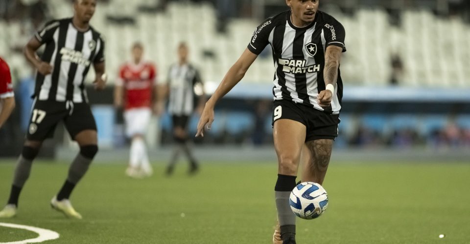 RJ - RIO DE JANEIRO - 29/06/2023 - COPA SUL-AMERICANA 2023, BOTAFOGO X MAGALLANES - Tiquinho Soares jogador do Botafogo durante partida contra o Magallanes no estadio Engenhao pelo campeonato Copa Sul-Americana 2023. (Foto: Jorge Rodrigues/AGIF/Folhapress)