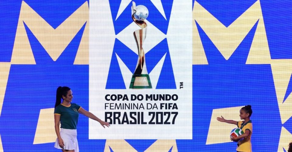 Marca da Copa do Mundo Feminina 2027 une as letras M e W, que significam mulher e mundo em português, traduzidas do inglês "women" e "world" - Foto: Buda Mendes/ FIFA via Getty Images