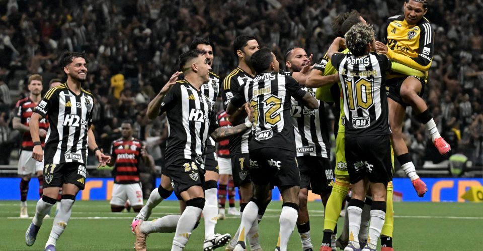 Jogadors do Atletico Mineiro comemoram. Partida entre Atlético Mineiro e Flamengo, válida pela oitavas de final da Copa do Brasil, realizada na Arena MRV, em Belo Horizonte, nesta quarta-feira (06). Foto: (André Fabiano/ Folhapress)