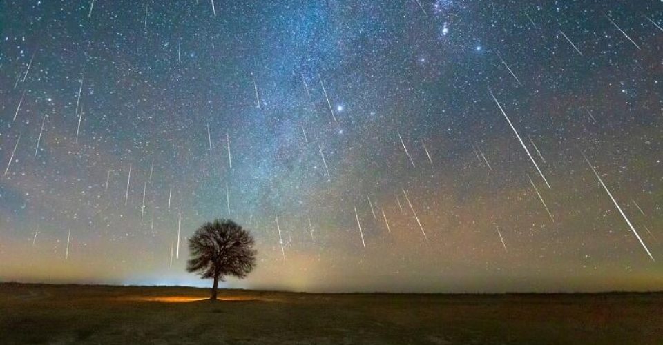 Registro fotográfico da chuva de meteoros Geminídeas capturado em 13-12-2020, no deserto de Kubuqi, localizado no interior da Mongólia, China. (Imagem: Getty Images)