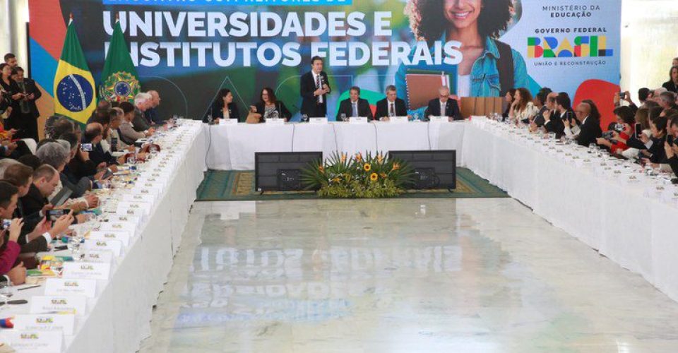 Ministros e reitores se reúnem no Palácio do Planalto. Foto: Luís Fortes/MEC