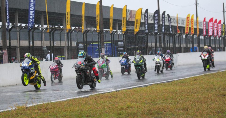 A 2º etapa da motovelocidade foi debaixo de muita chuva. Divulgação/ Fudesporte