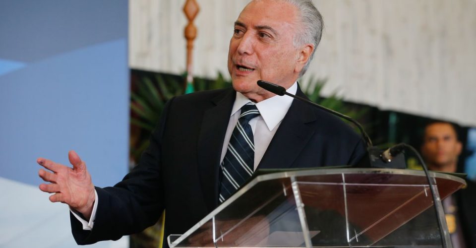 O presidente Michel Temer discursa na cerimônia de assinatura da declaração Presidencial Conjunta Brasil-Paraguai sobre Integração Física, na sede da usina hidrelétrica Itaipu Binacional, em Foz do Iguaçu (PR).