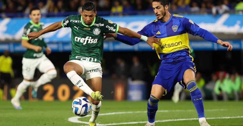 O jogador Rony, da SE Palmeiras, disputa bola com o jogador do CA Boca Juniors, durante partida válida pelas semifinais, ida, da Copa Libertadores, no Estádio La Bombonera - Foto: Cesar Greco/Palmeiras/