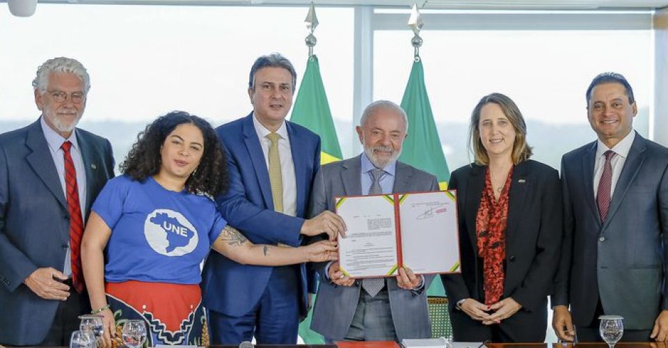 Decreto foi assinado pelo presidente Lula e trata da oferta de cursos presenciais e cria novo formato de oferta, o semipresencial. Foto: Ricardo Stuckert/PR