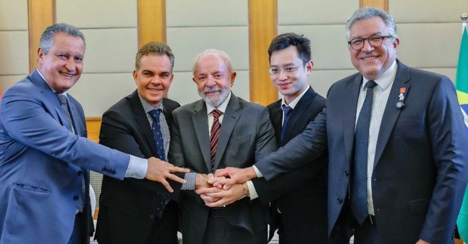 Lula, Padilha e Rui Costa celebram acordos na área de Saúde. Foto: Divulgação