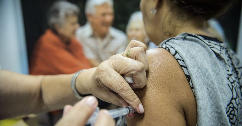 Idosos são vacinados em estação de metrô em Brasília, durante o dia D da Campanha Nacional de Vacinação contra Gripe de 2014 que começou na última terça-feira (22) vai até 9 de maio