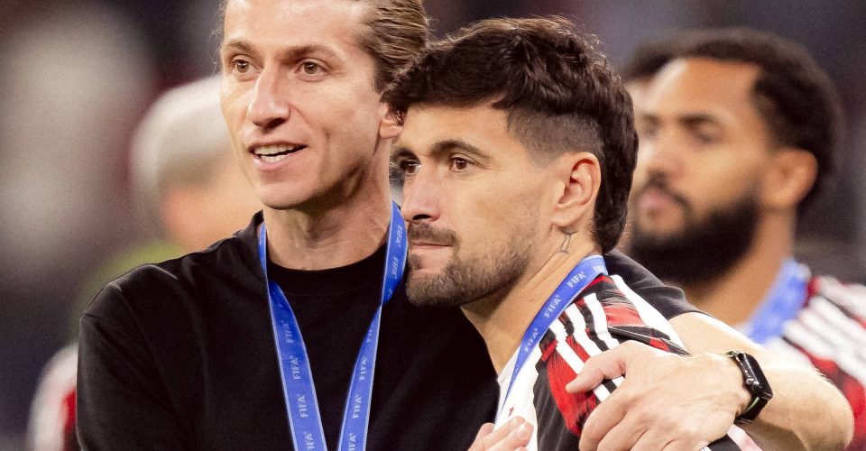 Técnico Filipe Luís de camiseta preta - Foto: Adriano Fontes/Flamengo