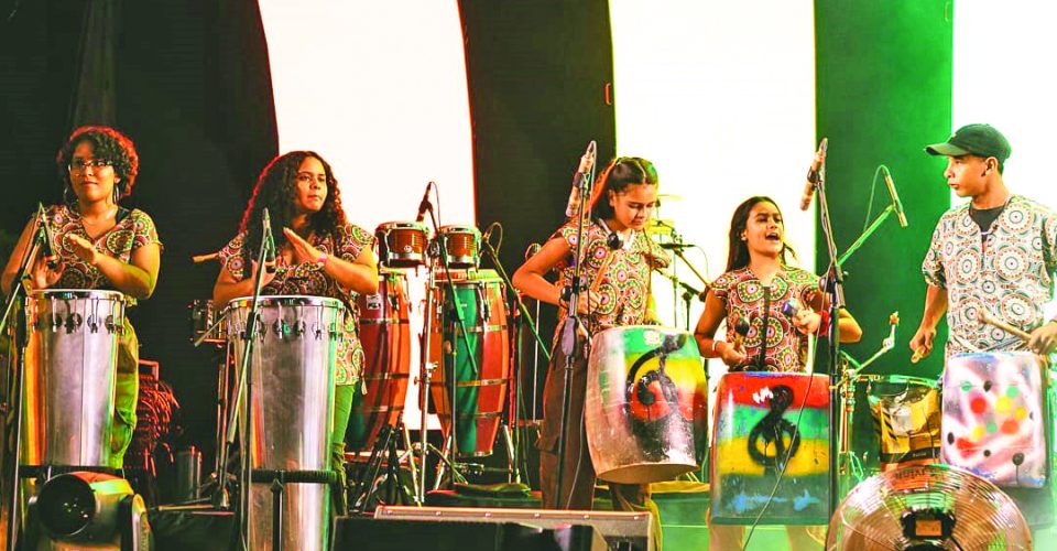 A Banda Bat’uquecanta é formada por 12 integrantes, entre jovens, alunos e professores - Foto: Arquivo pessoal Banda Bat’uquecanta