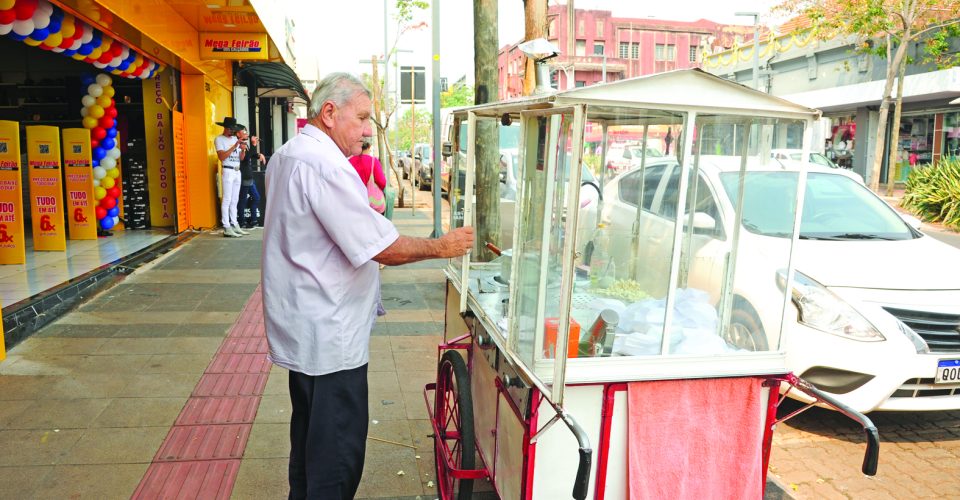 Vendedores de água, sorvete e pipoca que ganham a vida como ambulantes - Foto: Nilson Figueiredo