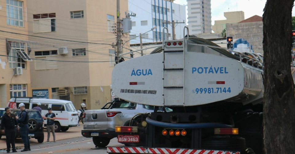 O motorista do caminhão realizou teste de bafômetro, com resultado negativo para consumo de álcool - Foto: Roberta Martins
