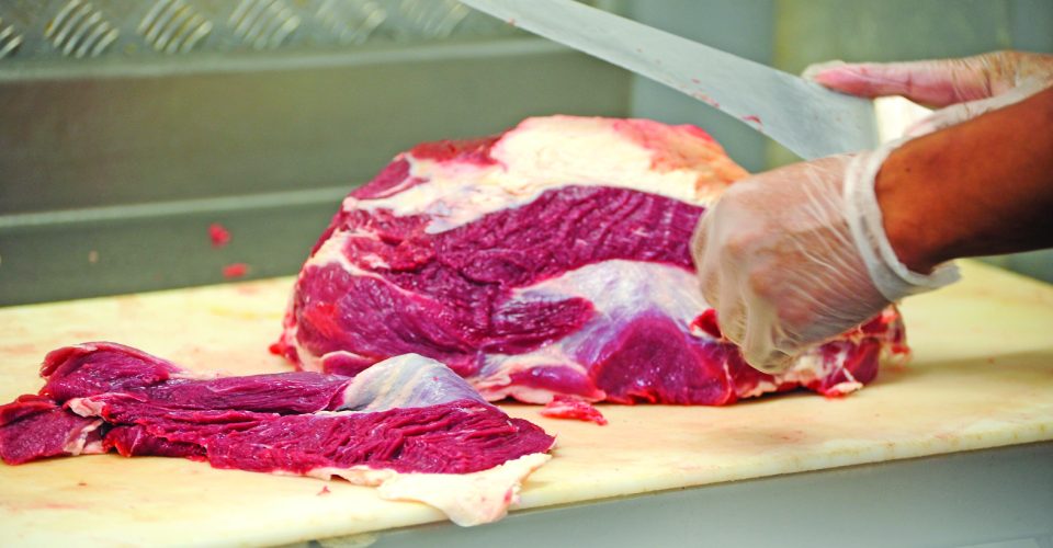 Tendência em curto prazo deve ser de baratear o preço das carnes de boi e suíno - Foto: Reprodução