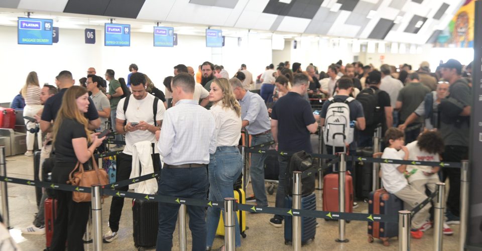 Passageiros no saguão do Aeroporto Internacional de Campo Grande, nesta quinta (11) - Foto: Nilson Figueiredo