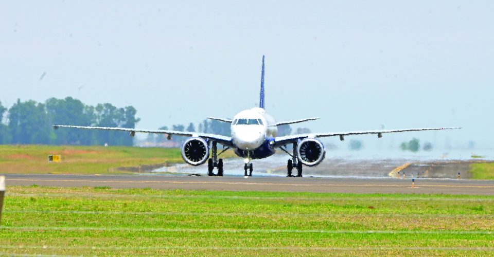 Avião taxiando no aeroporto de Campo Grande com voos suspensos à noite - Foto: Nilson Figueiredo