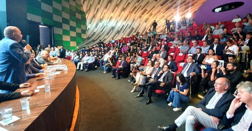 Deputado Gerson Claro cobra melhorias para as estradas de Mato Grosso do Sul durante evento com a presença do ministro dos Transportes.|Foto: Wagner Guimarães/ALEMS