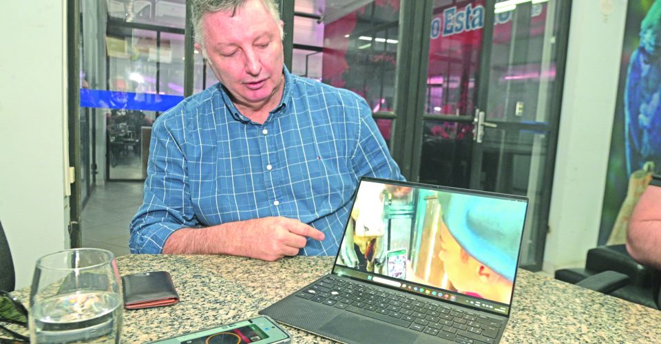 O idealizador da tecnologia, Flávio Mallmann, mostra no computador o registro da biometria do gado - Foto: Nilson Figueiredo