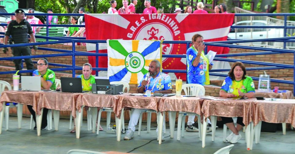 A Catedráticos do Samba
ficou em segundo lugar e
Deixa falar em terceiro
de acordo com os jurados - Foto: Nilson Figueiredo
