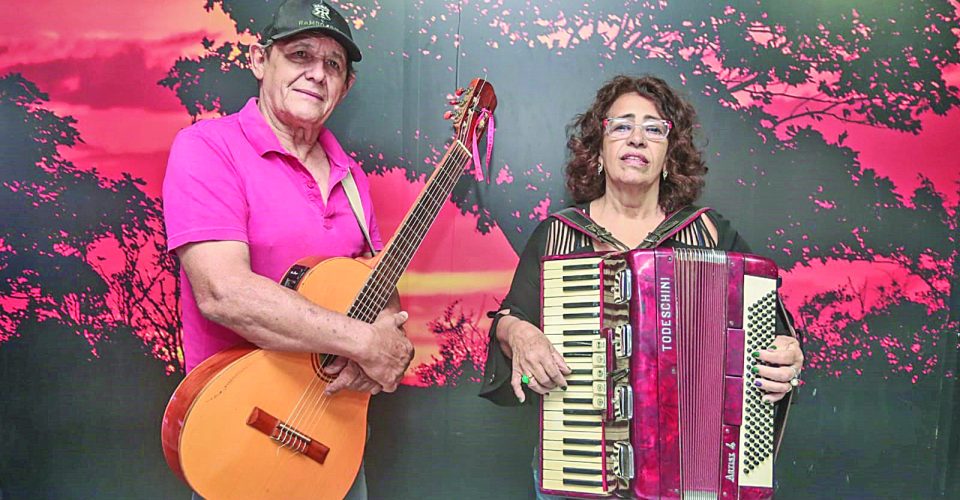 Mario Nascimento e Ilza Feitosa se apresentam juntos no Sarau Raiz, acolhendo idosos e PCDs - Foto: Marcos Maluf