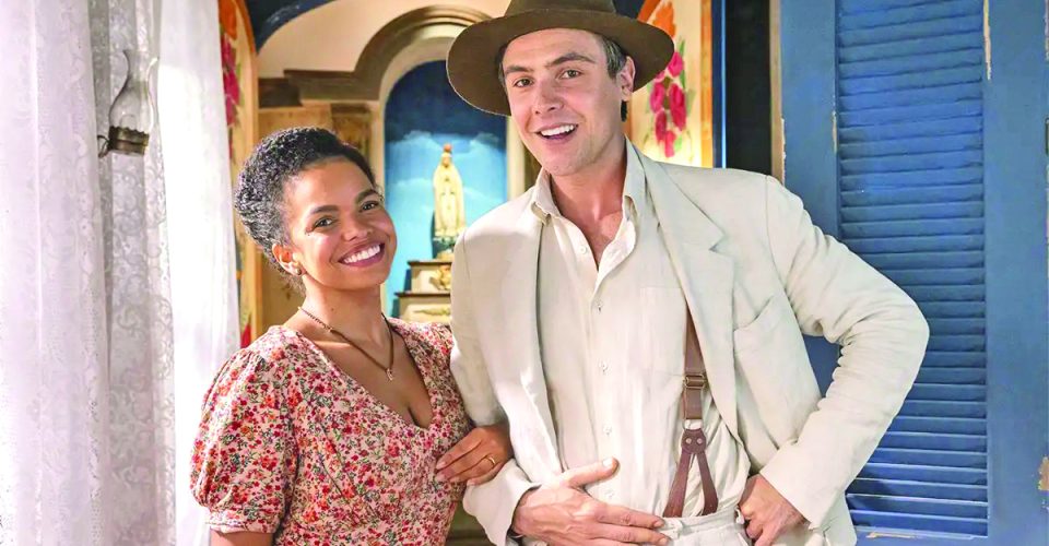 Jeniffer Nascimento (Dita) ao lado de Sergio Guizé (Candinho) lança hoje um clássico do jazz - Foto: Rede Globo