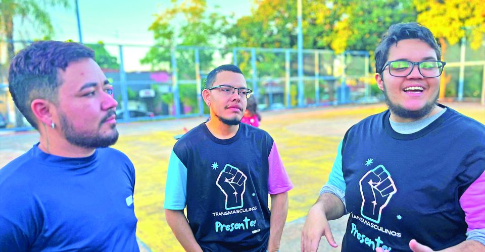 Luan, Théo e João
em conversa com a
reportagem em quadra
na Praça das Araras - Foto: Roberta Martins