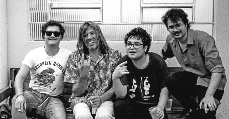 A parceria com os Alquimistas rendeu uma letra de Evan Dando musicada pelo trio de MS - Foto: Pedro Laurentino/Divulgação