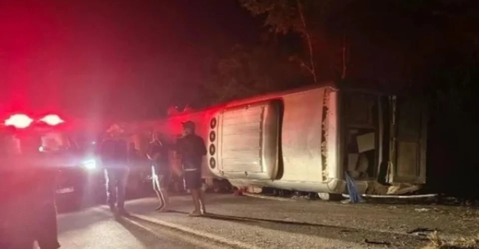 Ônibus com 30 passageiros tomba e deixa 15 mortos em rodovia perigosa - Foto: reprodução / PRF