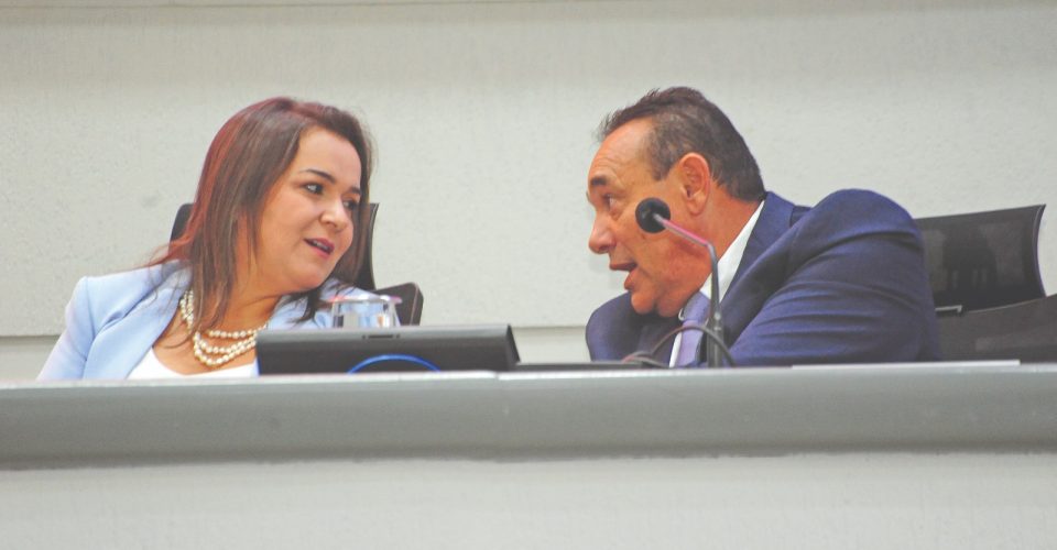 Prefeita Adriane Lopes e vereador Carlão na sessão Solene na Câmara que marca retorno dos trabalhos dos vereadores - Foto: Nilson Figueiredo