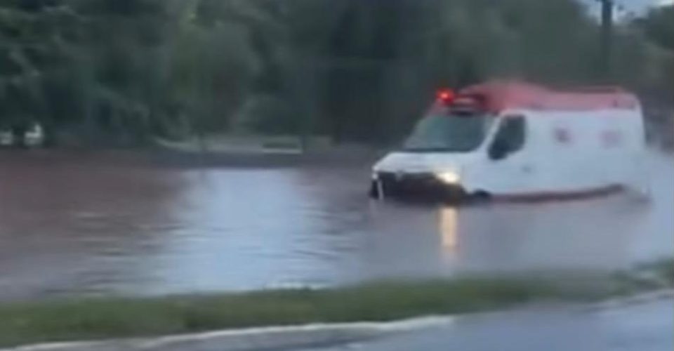 Ambulância Samu ilhada na Avenida Costa e Silva - Foto: reprodução/redes sociais