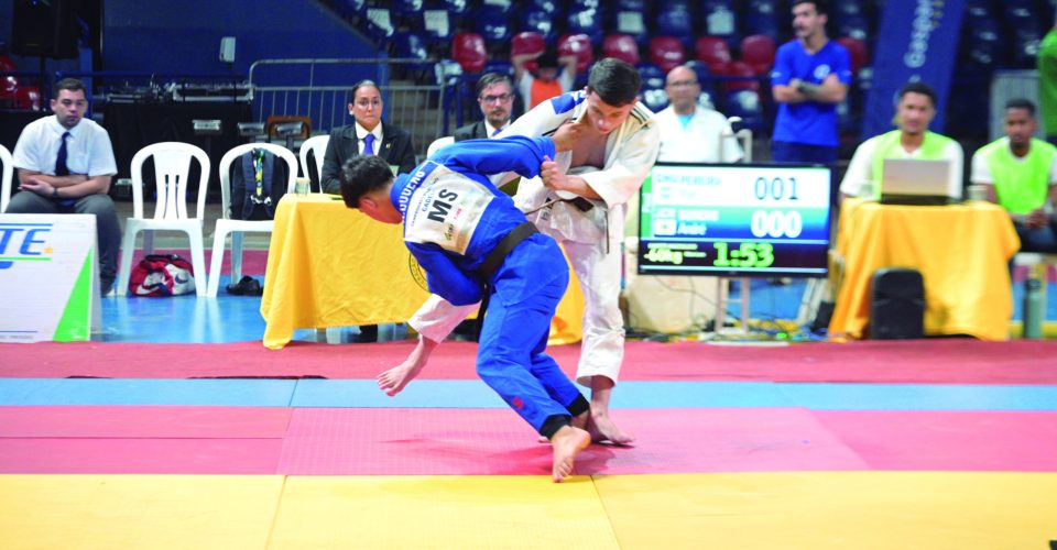 André Dodero (quimono azul) em Torneio neste mês em Campo Grande - Foto: Reprodução