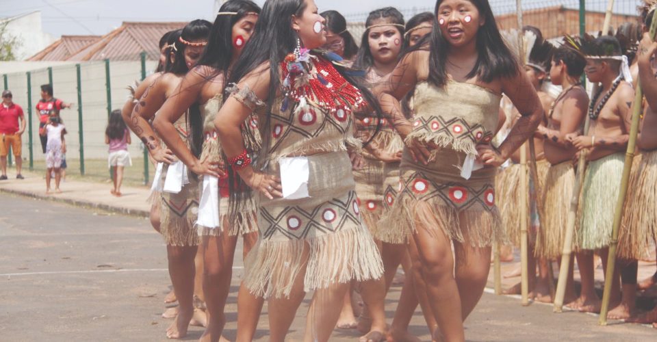Neste sábado acontece o “Abril Indígena Aldeia Marçal de Souza” com desfile de moda autoral indígena e um grande baile dançante. O evento será às 18h30 (Bryant Terena, Arquivo Pessoal)