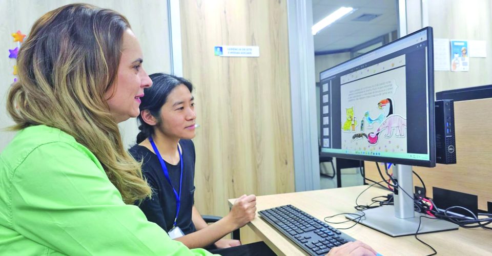 Em ação: As servidoras Aline e Luciana durante produção do livro que valoriza a cultura regional - Foto:  Arquivo pessoal Luciana