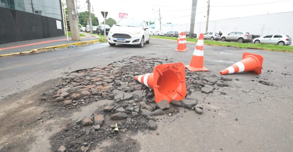 Asfalto danificado nas imediações da Câmara Municipal de Campo Grande - Foto: Nilson Figueiredo
