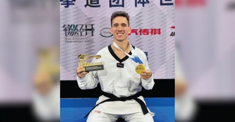 O taekwondista Luiz Felipe Aquino exibe a medalha de ouro conquistada em 2024 - Foto: arquivo pessoal
