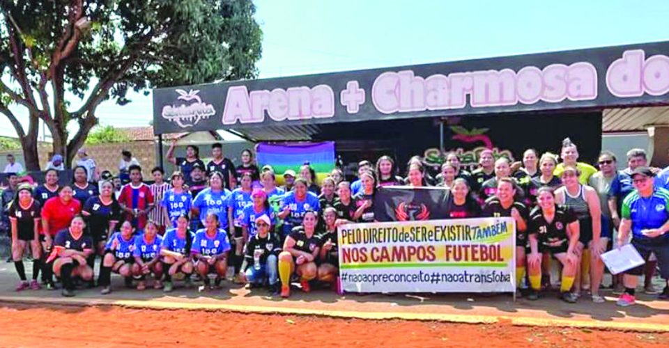 Equipes exibem faixa de
apoio à jogadora trans
em Campo Grande - Foto: Reprodução