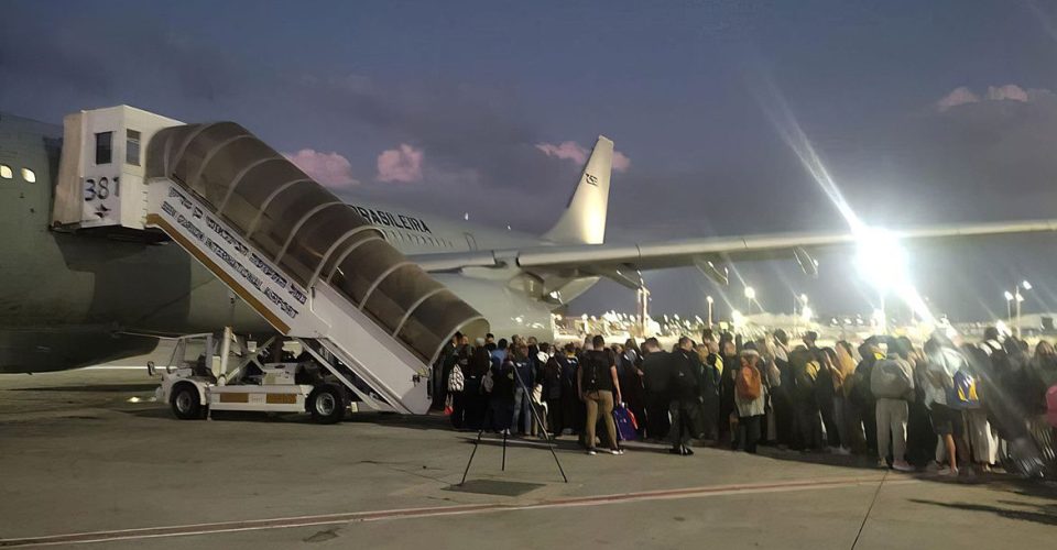 Aeronave pousou no Rio de Janeiro com 214 pessoas.|Foto: Força Aérea Brasileira