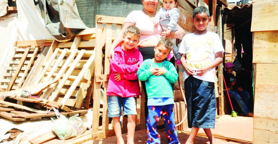 Mãe e quatro filhos
que vivem na favela do
Mandela, região norte
de Campo Grande (Foto: Nilson Figueiredo)