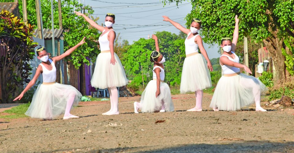 Bailarinas do projeto Asas do Futuro