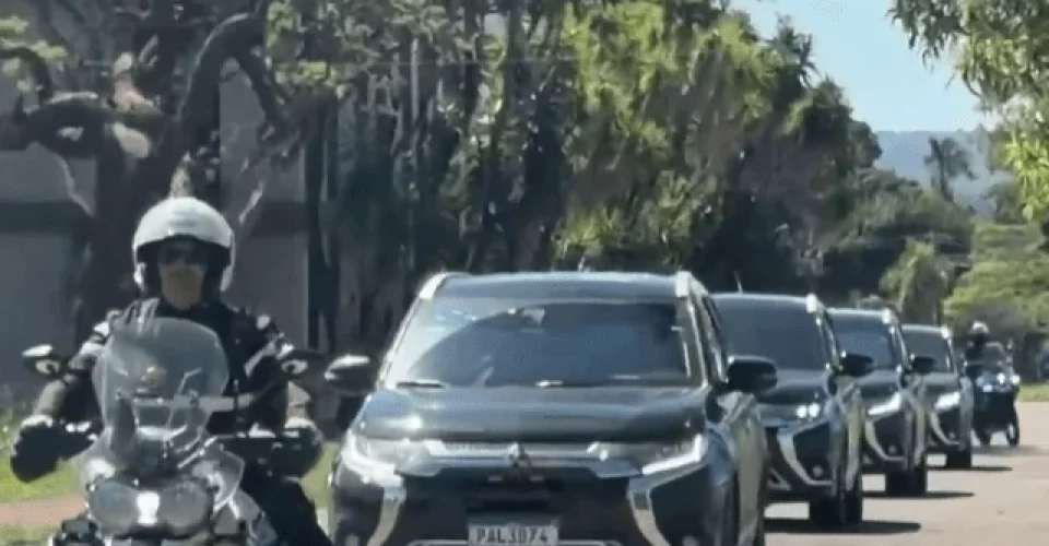 Comboio com ex-presidente saiu da PF, para levar Bolsonaro ao Hospital DF Star - Foto: reprodução/SBT News