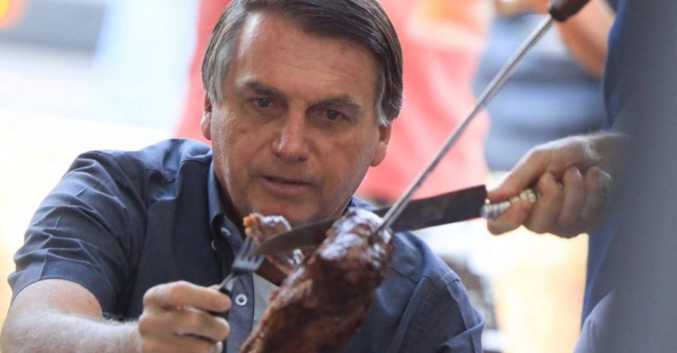 Bolsonaro-come-churrasco-1-1024x682