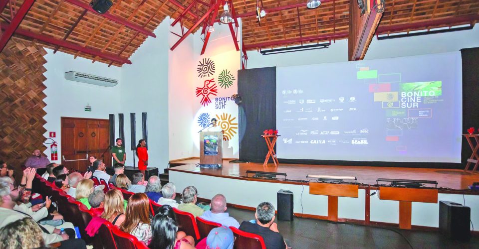 Acima, o público durante a edição 2024, embaixo, o diretor, roteirista e educador Daniel Lacerd - Foto: Eduardo Medeiros/Divulgação