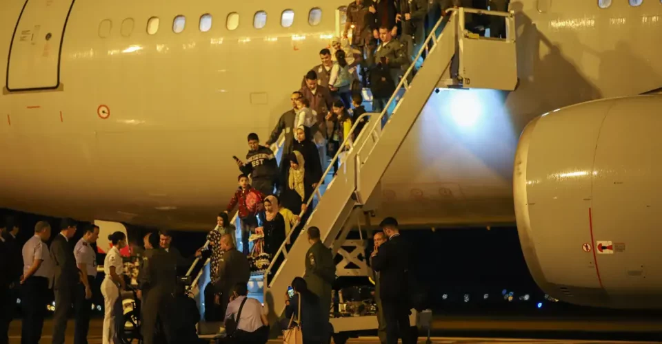 Avião da FAB pousou em Brasília às 3h47 com 48 pessoas a bordo.|Foto: Antônio Cruz/Agência Brasil