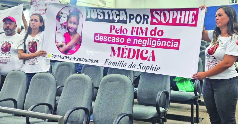 Familiares de Sophie acompanharam a sessão desta quinta, com faixas e cartazes  - Foto: Brunna Paula